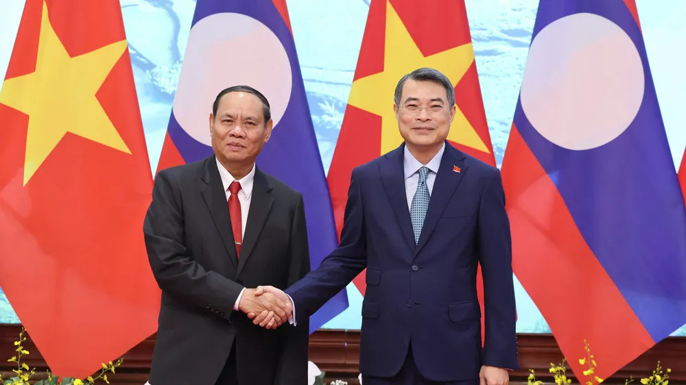 Thủ tướng Lê Minh Hưng và đồng chí Vilay Lakhamfong, Thường trực Ban Bí thư Trung ương Đảng Nhân dân Cách mạng Lào. Ảnh: QUANG PHÚC