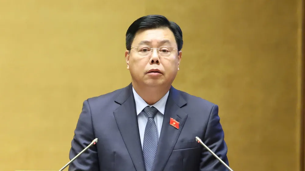 Bộ trưởng Bộ Nội vụ Nguyễn Tiến Hải trình bày tờ trình về dự án Luật sửa đổi, bổ sung một số điều của Luật Bảo hiểm xã hội, sáng 21-10. Ảnh: QUANG PHÚC