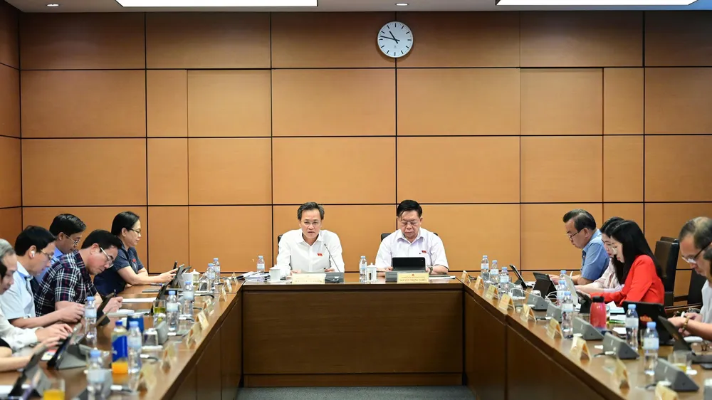 Các đại biểu Quốc hội đoàn Hưng Yên và Tây Ninh thảo luận tại tổ sáng 21-10. Ảnh ĐỖ TRUNG
