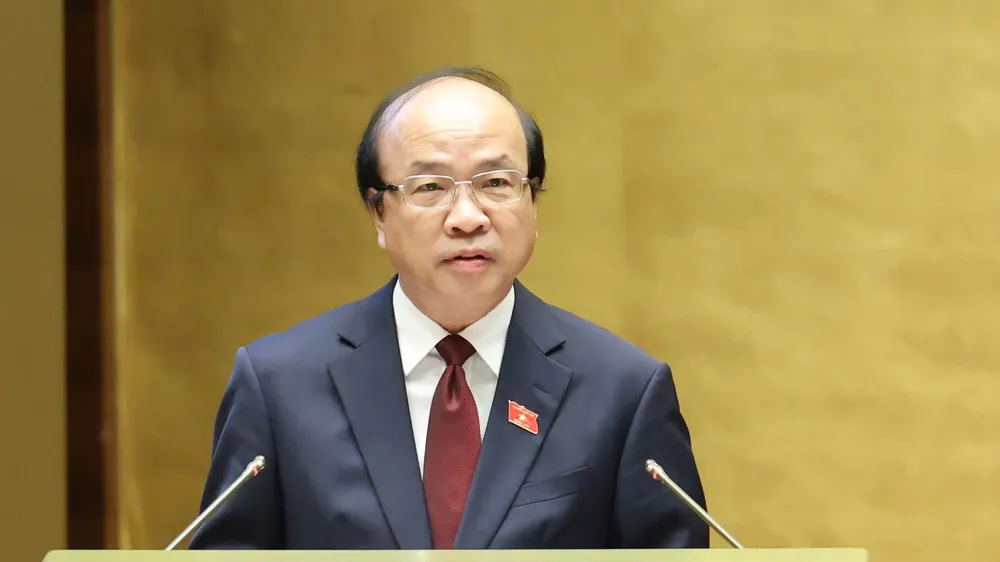 Chủ nhiệm Ủy ban Pháp luật và Tư pháp của Quốc hội Phan Chí Hiếu trình bày báo cáo thẩm tra, sáng 22-10. Ảnh: QUANG PHÚC