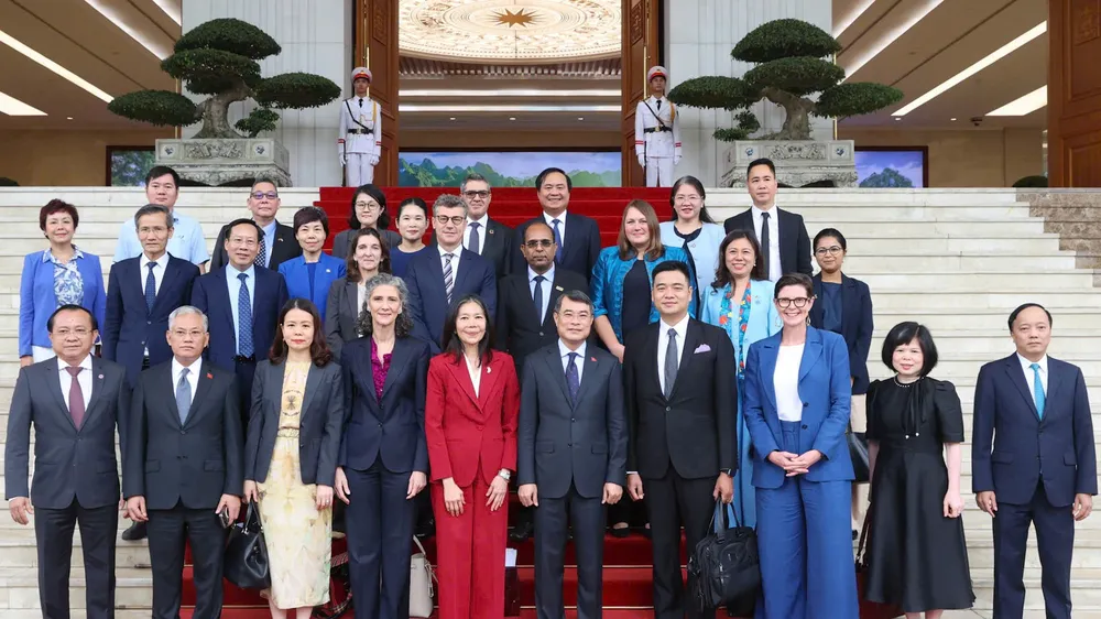Thủ tướng Lê Minh Hưng với lãnh đạo các tổ chức Liên hợp quốc tại Việt Nam, sáng 23-10. Ảnh: VIẾT CHUNG