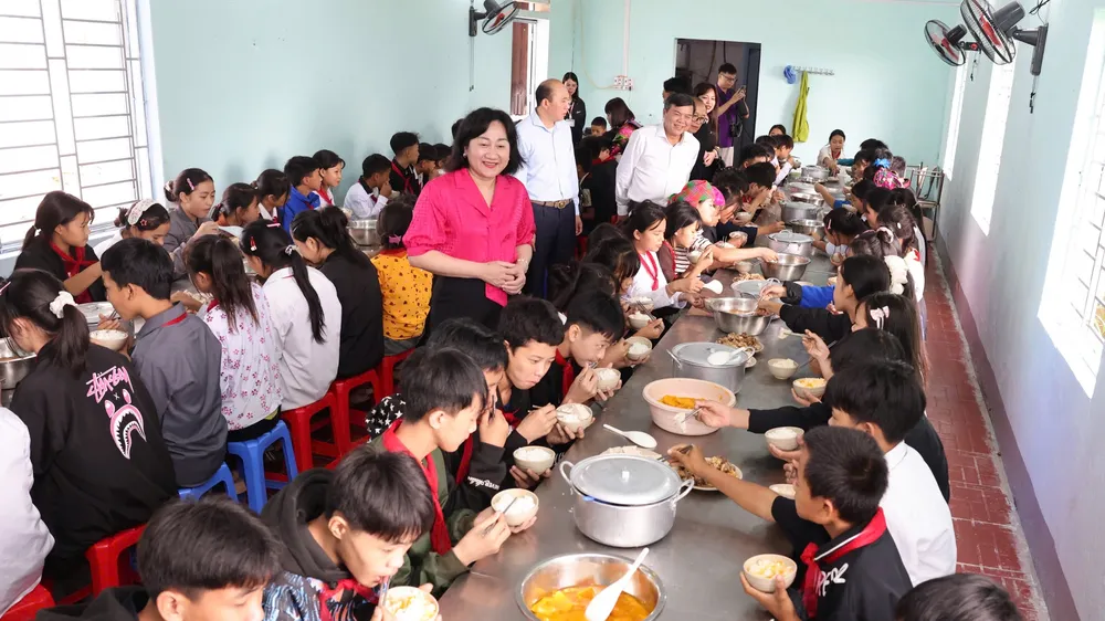 Bữa ăn của các em học sinh trong nhà ăn bán trú Trường Phổ thông Dân tộc bán trú THCS Sủng Máng (phân hiệu 2), xã Sủng Máng, tỉnh Tuyên Quang.