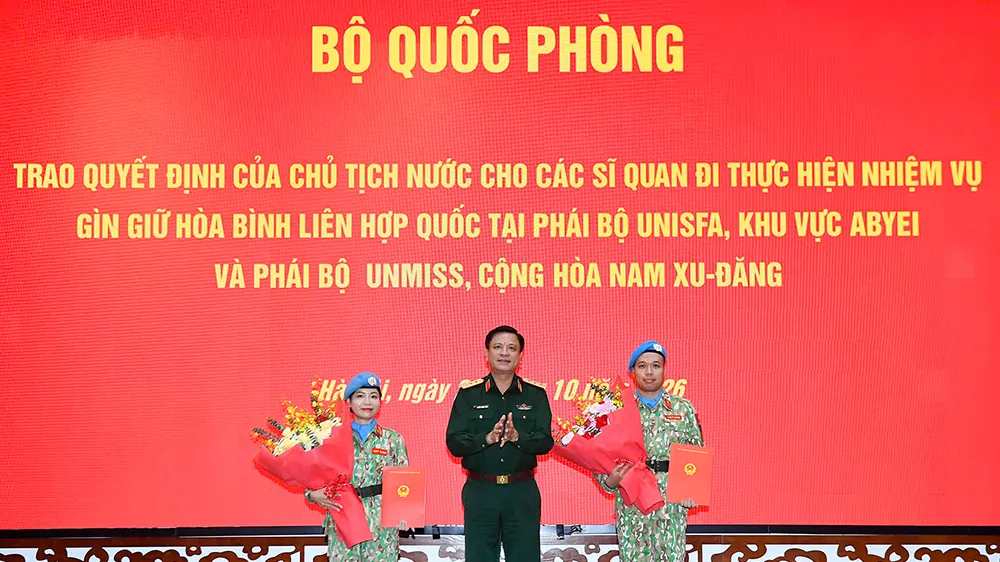 Thượng tướng Nguyễn Trường Thắng trao Quyết định của Chủ tịch nước cho 2 sĩ quan lên đường thực hiện nhiệm vụ GGHB Liên hợp quốc. Ảnh: Bộ Quốc phòng