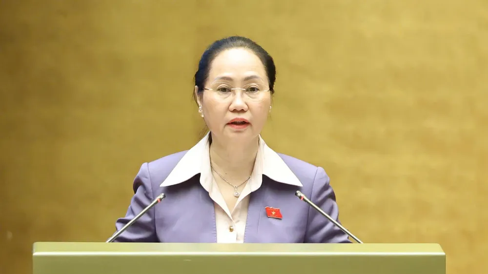 Bộ trưởng Bộ VH-TT-DL Lâm Thị Phương Thanh trình bày tờ trình về dự án Luật Phát triển công nghiệp văn hóa, sáng 24-10. Ảnh: QUANG PHÚC