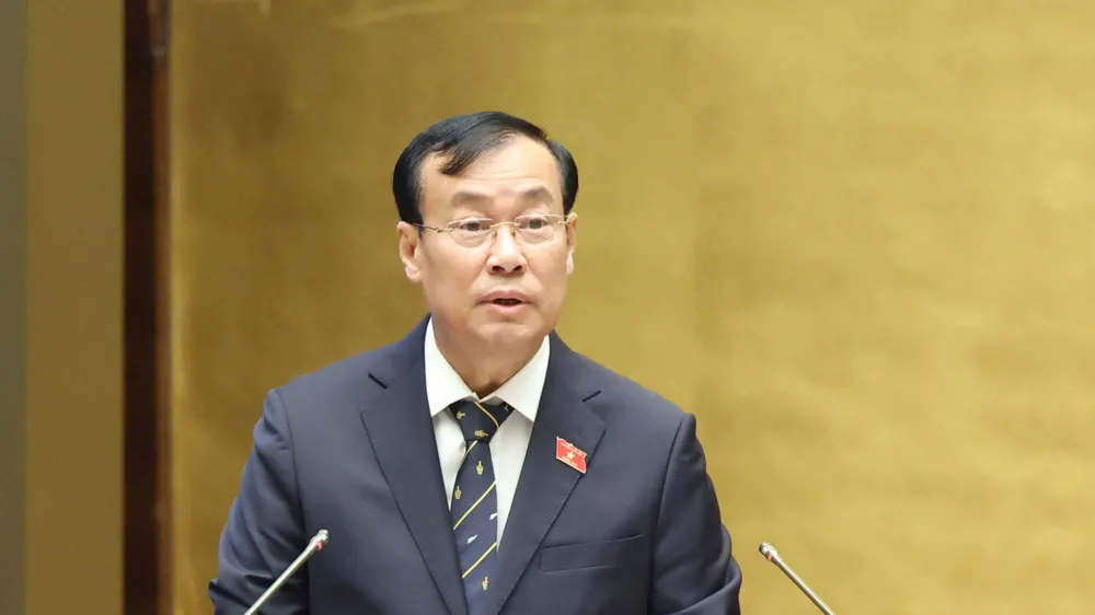 Chủ nhiệm Ủy ban Quốc phòng, An ninh và Đối ngoại của Quốc hội Lê Tấn Tới trình bày báo cáo thẩm tra. Ảnh: QUANG PHÚC