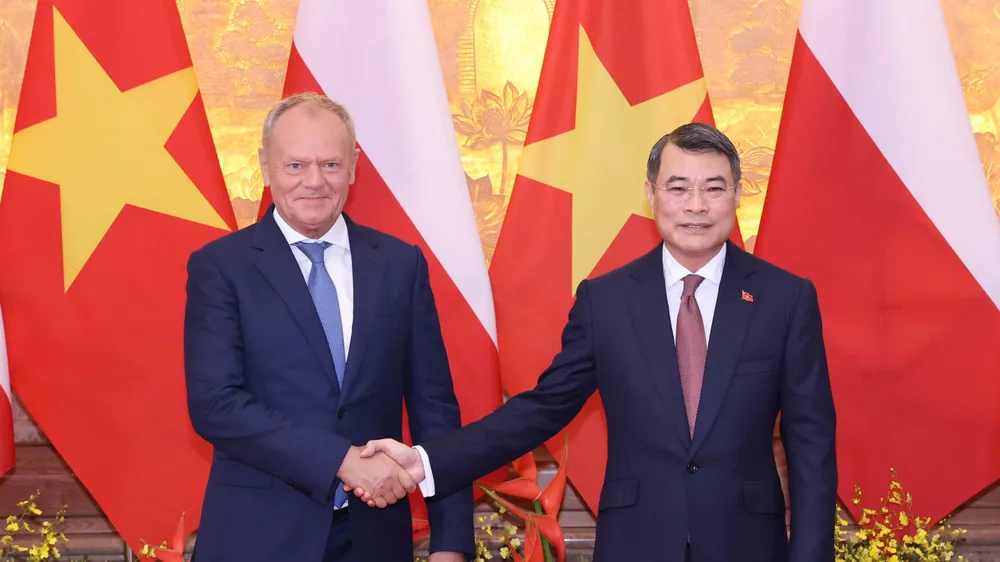 Thủ tướng Lê Minh Hưng và Thủ tướng Donald Tusk, sáng 26-10. Ảnh: QUANG PHÚC