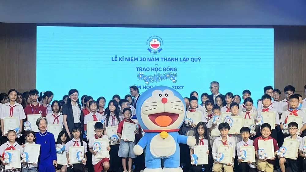 Trao học bổng Doraemon năm 2026 cho các em học sinh. Ảnh: HÀ THU