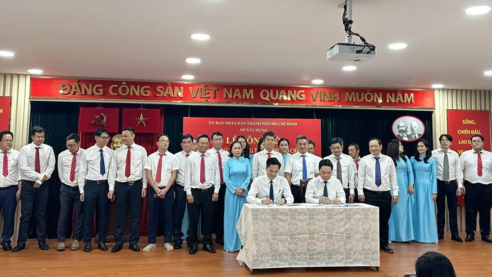 Giám đốc Sở Xây dựng và Sở Giao thông Công chánh ký văn bản giao nhận công chức, viên chức. Ảnh: THANH HIỀN