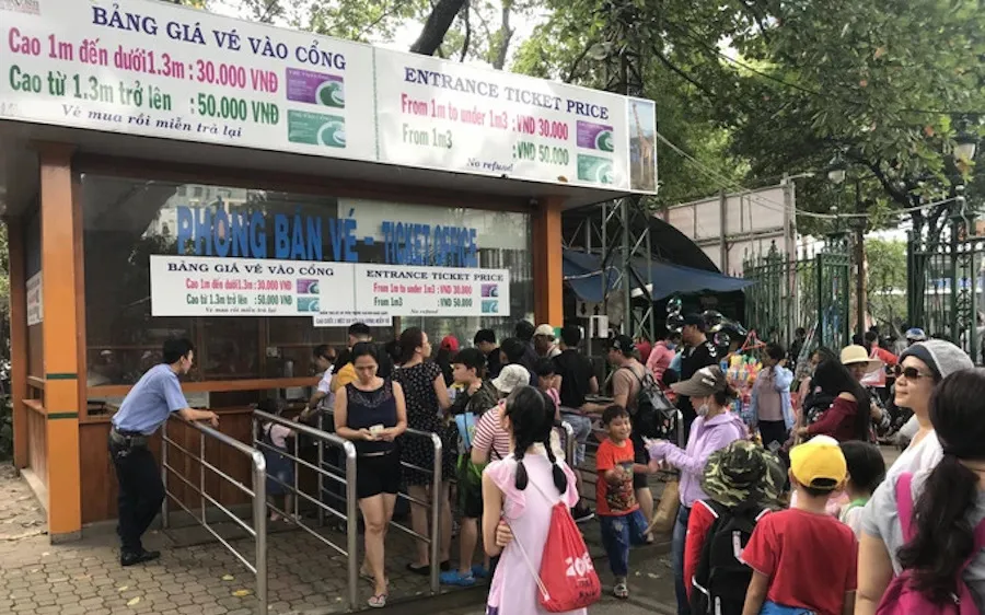 Du khách mua vé vào tham quan Thảo Cầm viên Sài Gòn. Ảnh: HOÀNG HÙNG