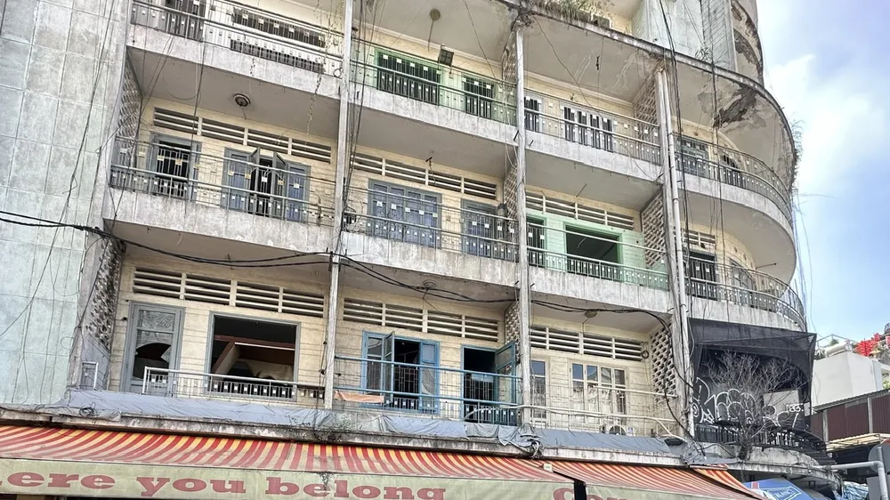 Chung cư 155-157 đường Bùi Viện, TPHCM đã xuống cấp. Ảnh: THANH HIỀN