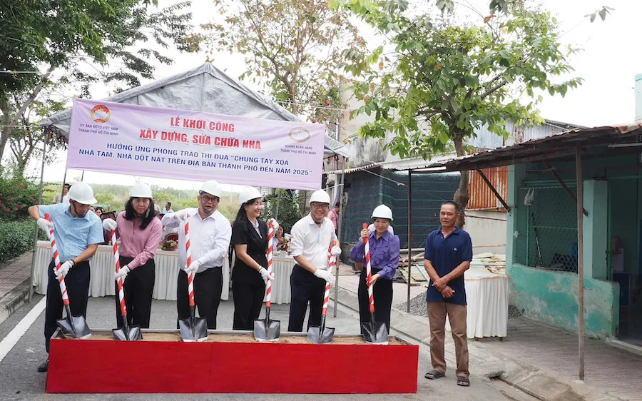 Khởi công sửa nhà cho người dân tại huyện Cần Giờ. Ảnh: HOÀNG HÙNG
