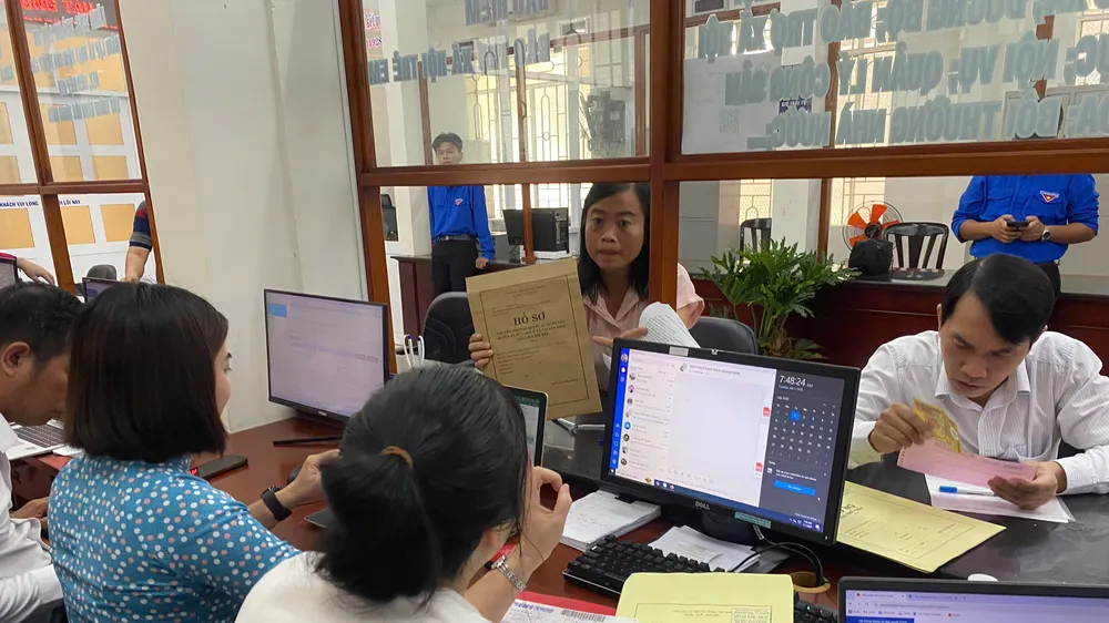 Người dân đến Trung tâm Phục vụ hành chính công phường Vũng Tàu thực hiện thủ tục hành chính. Ảnh: NÔNG NGÂN
