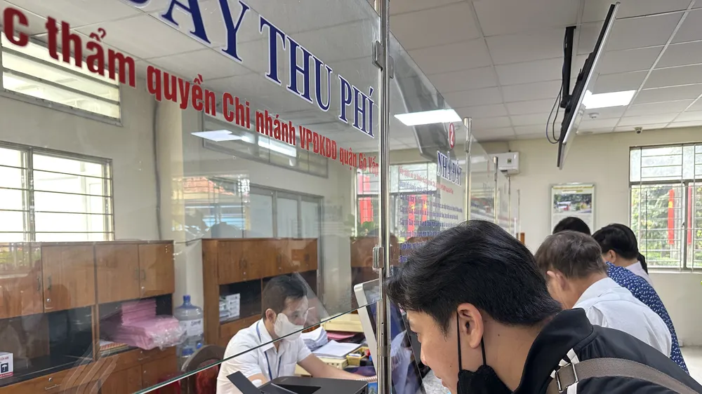 Người dân đến thực hiện thủ tục hành chính liên quan đến đất tại phường Gò Vấp, TPHCM. Ảnh: THANH HIỀN