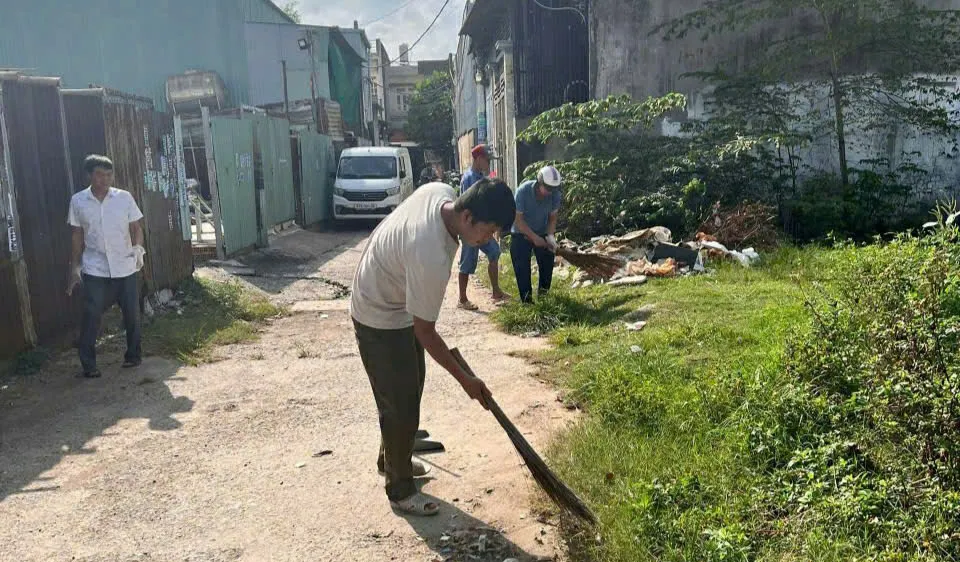 Các cán bộ xã Vĩnh Lộc, TPHCM ra quân dọn vệ sinh trên địa bàn xã. Ảnh: THANH HIỀN
