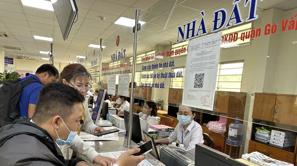 Người dân đến UBND phường Gò Vấp (TPHCM) làm thủ tục liên quan đến nhà đất. Ảnh: THANH HIỀN