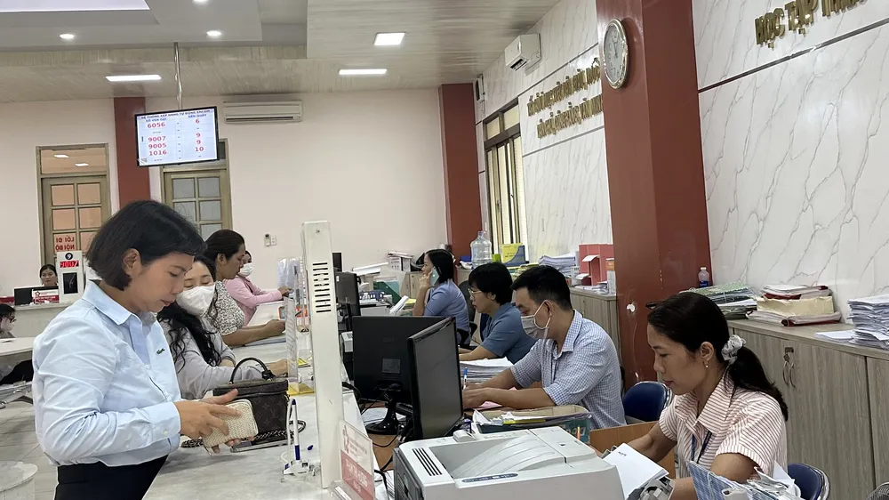 Người dân đến liên hệ làm việc tại UBND phường Tân Bình, TPHCM. Ảnh: THANH HIỀN