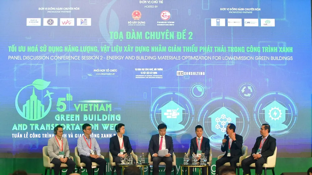 Các chuyên gia thảo luận tại tọa đàm “Tối ưu hóa sử dụng năng lượng, vật liệu xây dựng nhằm giảm thiểu phát thải trong công trình xanh". Ảnh: TH