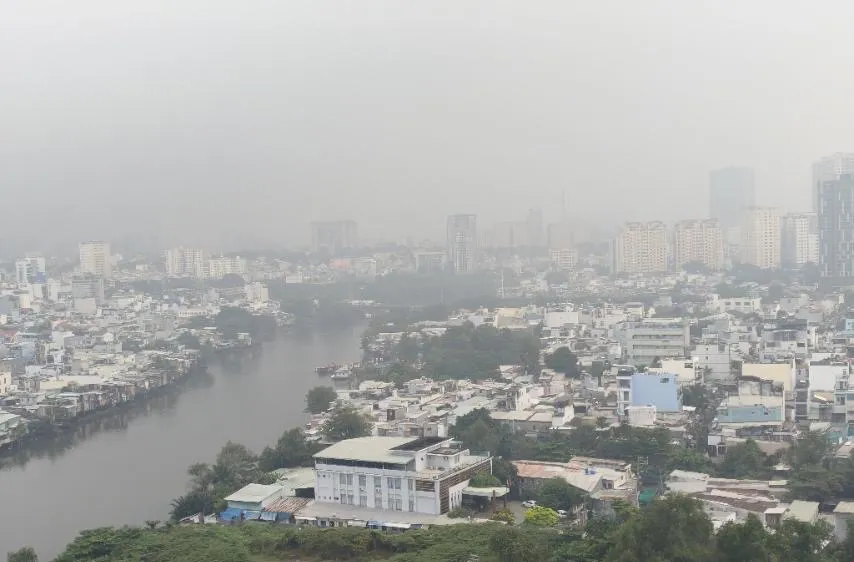 TPHCM sáng 17-12, nhìn từ trên cao từ phường Tân Hưng về trung tâm Thành phố trong điều kiện không khí mờ đục, tầm nhìn bị hạn chế. Ảnh: HOÀNG HÙNG