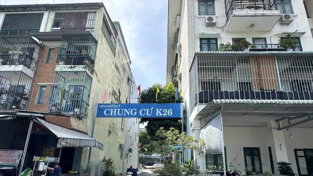 Cư dân Chung cư K26, phường Hạnh Thông (TPHCM) đã vào ở hơn 16 năm nay vẫn chưa được cấp sổ hồng. Ảnh: THANH HIỀN