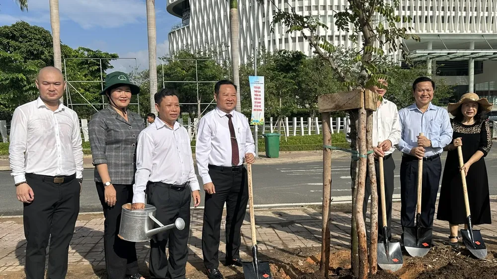 Lãnh đạo Sở Xây dựng TPHCM trồng cây tại lễ phát động trồng cây đời đời nhớ ơn Bác Hồ. Ảnh: THANH HIỀN