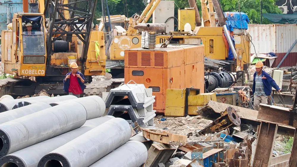 Công nhân xây dựng tại công trình dự án Rạch Xuyên Tâm, phường An Nhơn, TPHCM. Ảnh: Thanh Hiền