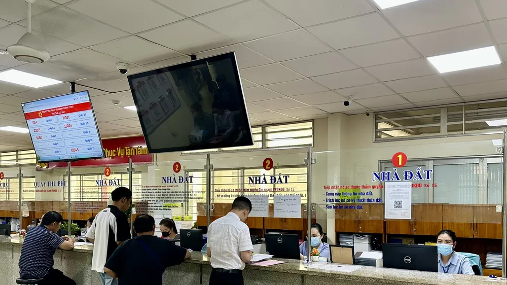 Người dân đến Chi nhánh Văn phòng Đăng ký đất đai số 15 (332 đường Quang Trung, phường Gò Vấp) thực hiện thủ tục. Ảnh: THANH HIỀN