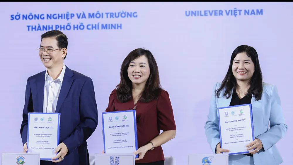 Lễ ký kết hợp tác về phối hợp triển khai kế hoạch phân loại rác tại nguồn. Ảnh: THANH HIỀN