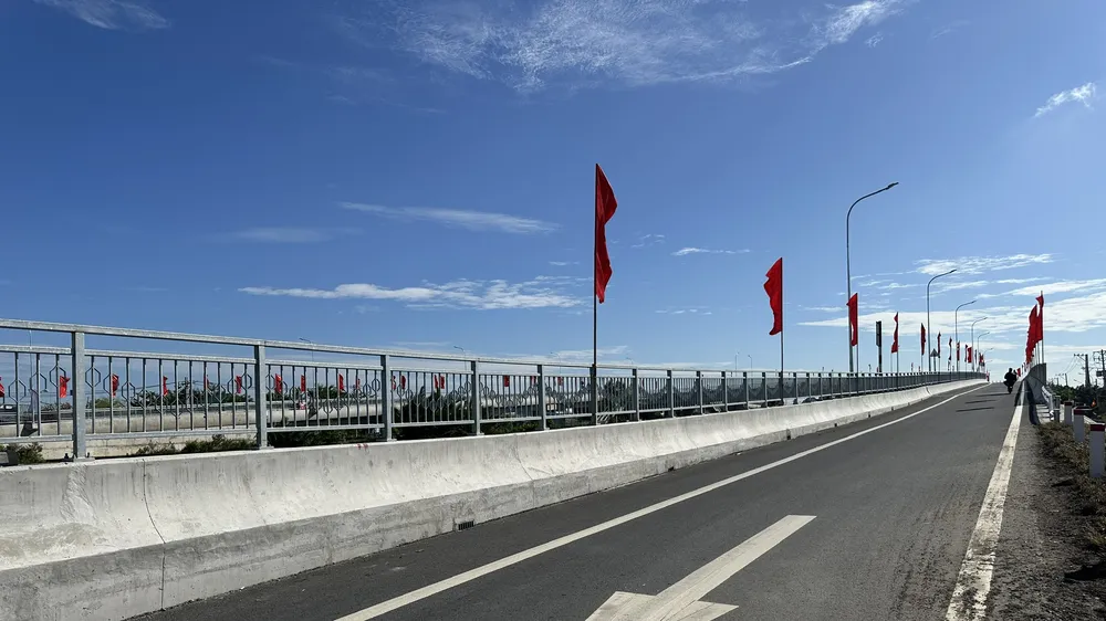Chiếc cầu Kênh Xáng Dọc được khánh thành và đưa vào sử dụng. Ảnh: THANH HIỀN