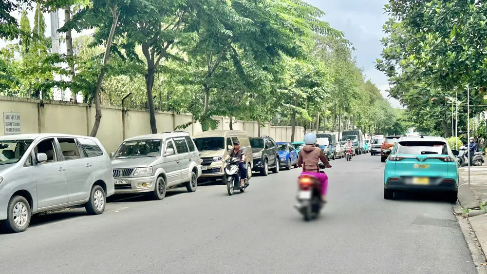Tại hẻm 468 đường Phan Văn Trị, xe ô tô thường xuyên đỗ dưới lòng đường. Ảnh: THANH HIỀN