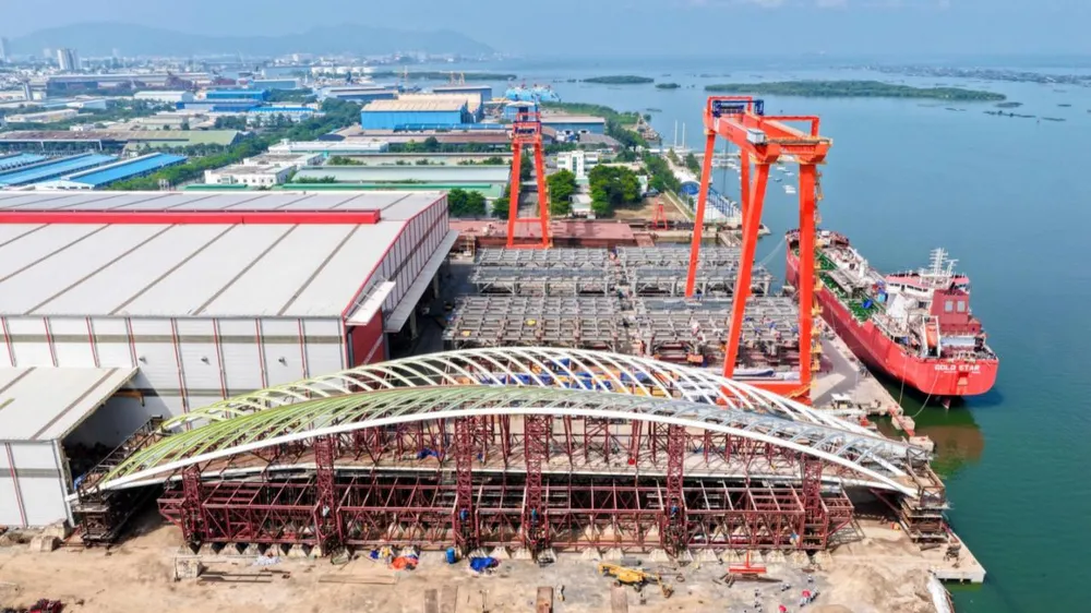Khối vòm thép cầu đi bộ đã thử tải thành công và sẵn sàng lai dắt về sông Sài Gòn.