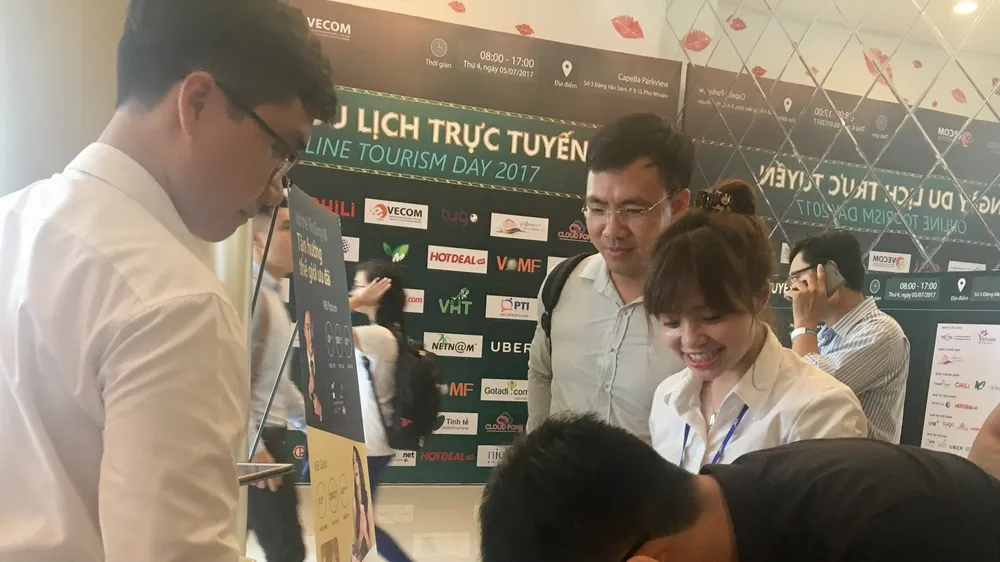 Khách hàng tham gia Ngày hội du lịch trực tuyến 