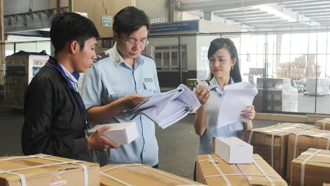 Hải quan TPHCM đến trực tiếp doanh nghiệp để tháo gỡ khó khăn