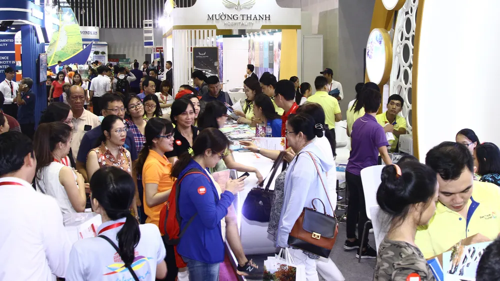Khách chen chân tìm hiểu, đặt mua tour tại ITE HCM ngày 9-9
