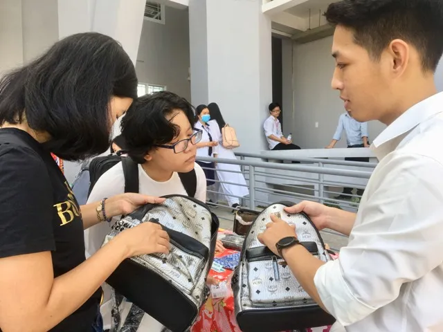 Hàng giả giống như thật, nhưng hàng thật (chiếc túi bên trái) có giá gần 20 triệu đồng.