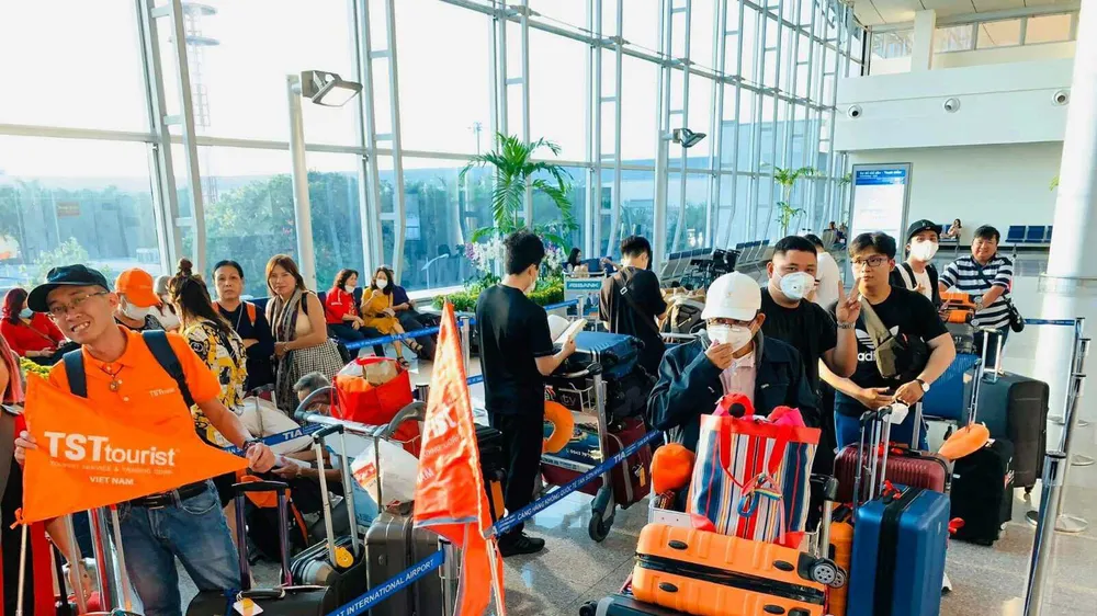 Đoàn khách Việt Nam tham quan Pháp, Thụy Sĩ, Ý những ngày đầu Xuân Canh Tý 2020