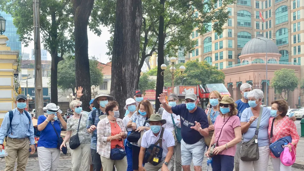 Du khách được tặng khẩu trang khi tham quan quận 1, TPHCM sáng nay 2-2