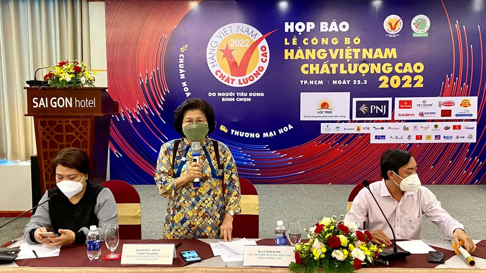 Bà Vũ Kim Hạnh, Chủ tịch Hội Doanh nghiệp Hàng Việt Nam chất lượng cao thông tin tại cuộc họp