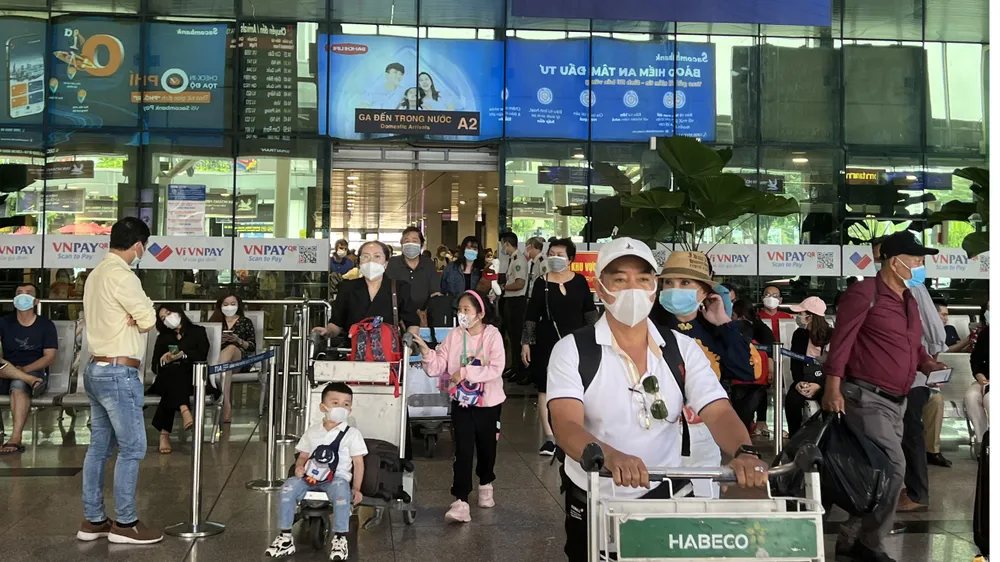 Khách đi du lịch, về quê đông nghẹt
