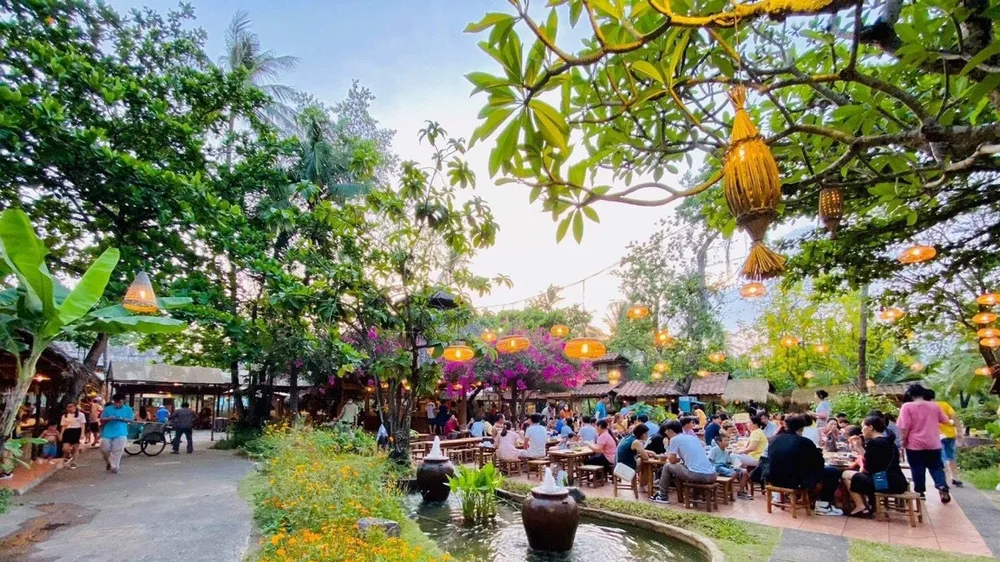 Du khách thưởng thức các tiết mục ca nhạc tại Làng du lịch Bình Quới dịp nghỉ lễ 