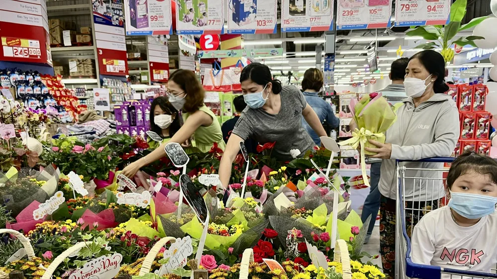 Khách chọn mua hoa tươi tối 19-10 