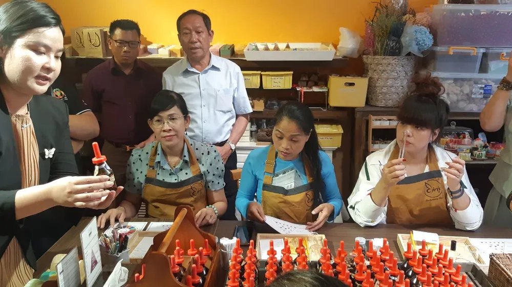 Khách trải nghiệm làm nước hoa ngày 9-12