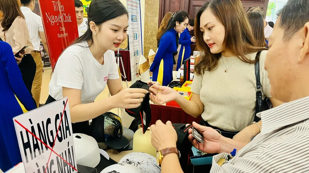 Người tiêu dùng phân biệt hàng thật - giả tại một sự kiện do Công ty Vina CHG tổ chức