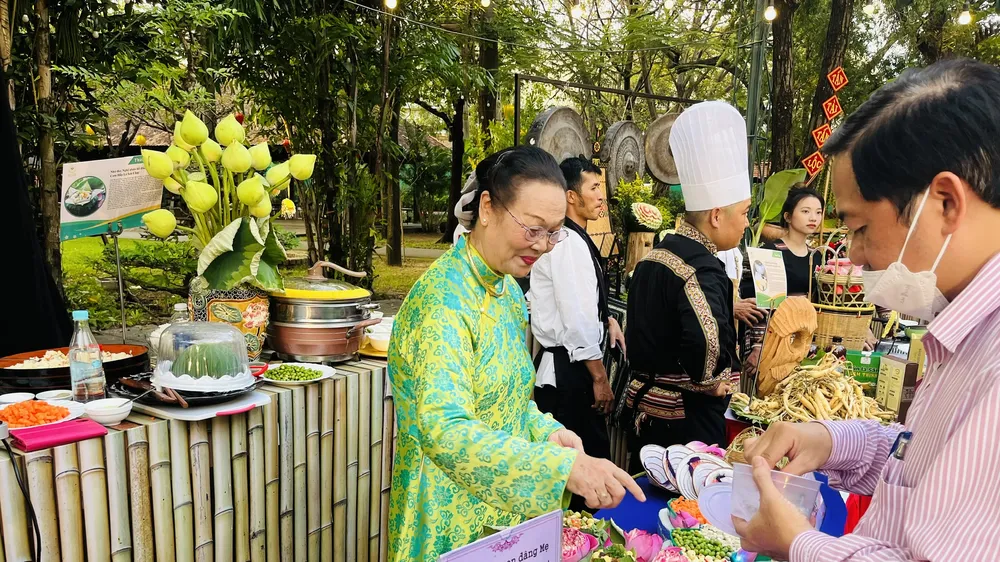 Du khách tham quan các gian hàng ẩm thực ở TPHCM