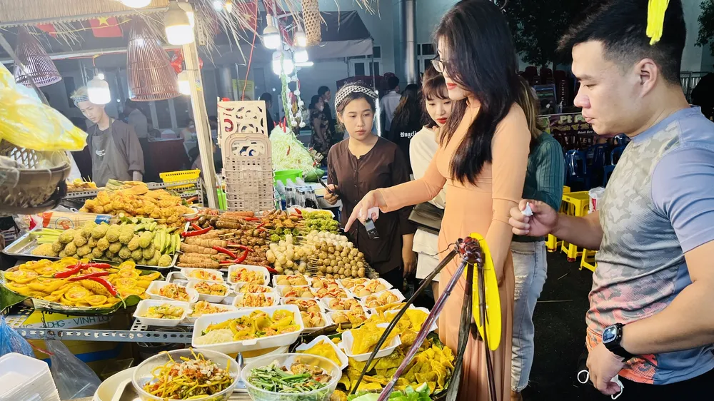 Khách tìm hiểu các gian hàng ẩm thực tại quận 12, TPHCM đầu năm 2023