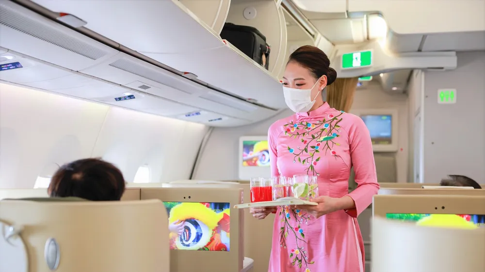 Khách sẽ bắt gặp những tà áo dài lung linh khoe sắc hồng, vàng tươi... trên các chuyến bay tết 