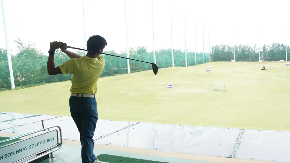 Khách được hướng dẫn các động tác đánh golf tại sân Golf Tân Sơn Nhất