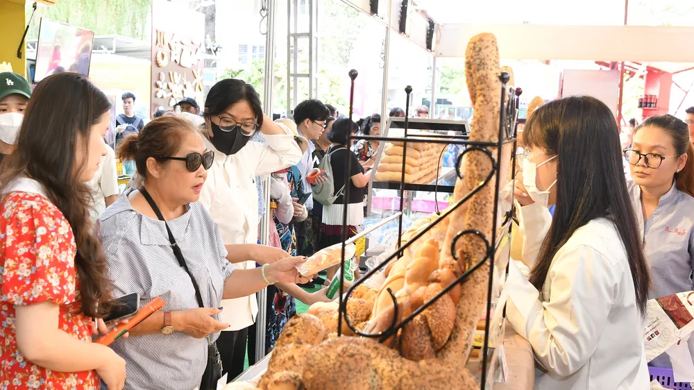 Khách tìm hiểu về các loại bánh mì tại lễ hội