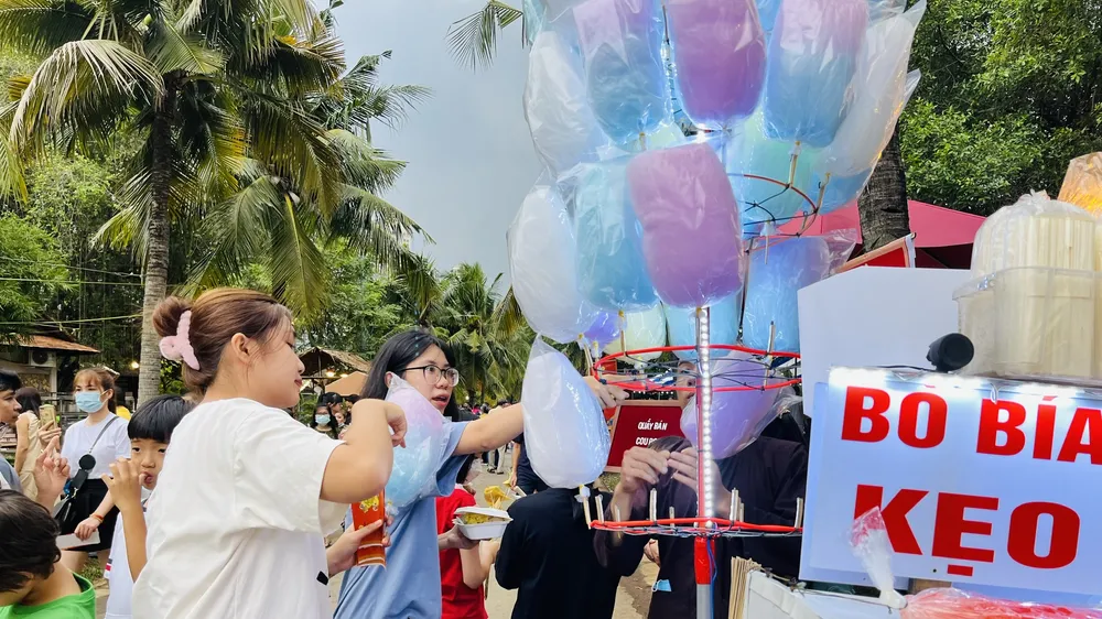 Khách chọn mua kẹo bông gòn tại lễ hội