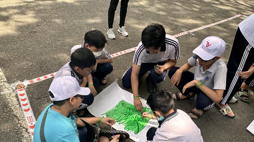Ngoài tìm hiểu về lịch sử, các bạn nhỏ còn được giao lưu, vẽ tranh