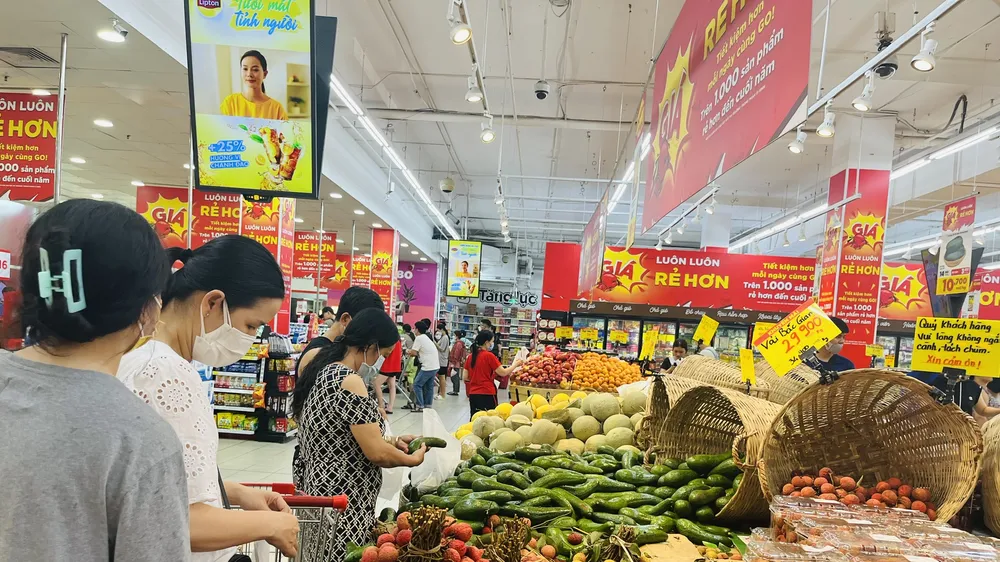 Khách mua trái cây các loại tại siêu thị Go! Gò Vấp